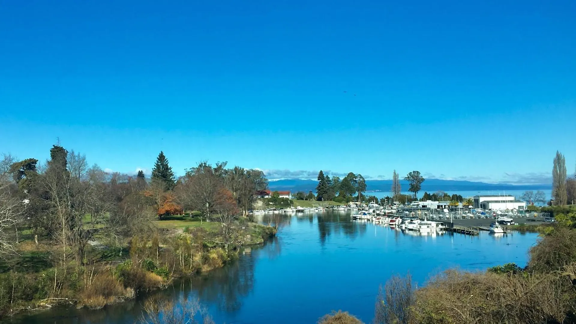 The Mooring - Taupo Waterfront Apartment